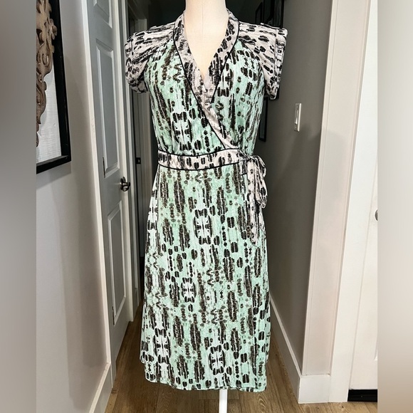 BCBGMAXAZRIA pale green and gray wrap summer short sleeve dress - Picture 4 of 15